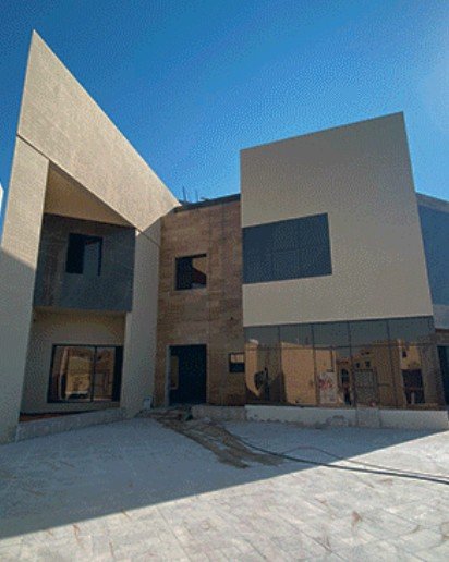 واجهة معمارية بأشكال هندسية